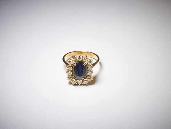 . : Anello in oro giallo 750/1000 con contorno di diamanti tondi taglio a brillante di 1,00 ct circa H/I vs  e zaffiro blu  centrale taglio a cuscino di 3,00 ct circa.  - Asta Asta 366 | GIOIELLI - OROLOGI - Giunonicae Online - Associazione Nazionale - Case d'Asta italiane