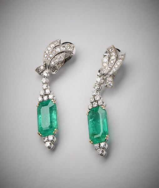 . : Un paio di orecchini pendenti in oro bianco 750/1000 con diamanti bianchi taglio misto per tot. 3,00 ct circa. sei smeraldi pendenti colombiani taglio a smeraldo.  - Asta Asta 366 | GIOIELLI - OROLOGI - Giunonicae Online - Associazione Nazionale - Case d'Asta italiane
