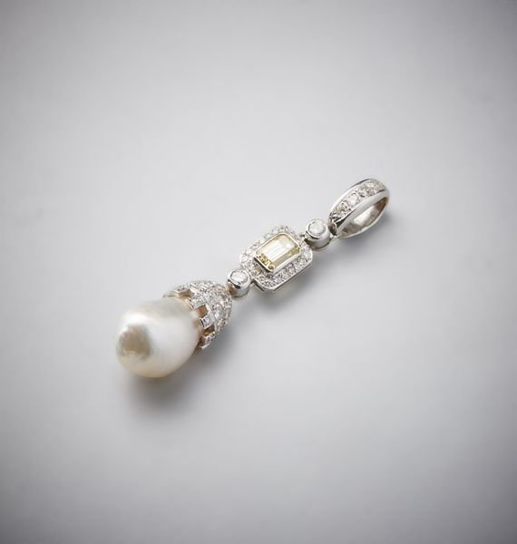 Eccezionale ciondolo di elevata fattura artigianale in oro bianco 750/1000 con diamanti bianchi taglio a brillante con perla barocca bianca ct ca 1,80 e diamante giallo fancy taglio smeraldo 0,70 ct.  - Asta Asta 366 | GIOIELLI - OROLOGI - Giunonicae Online - Associazione Nazionale - Case d'Asta italiane