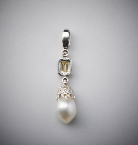 Eccezionale ciondolo di elevata fattura artigianale in oro bianco 750/1000 con diamanti bianchi taglio a brillante con perla barocca bianca ct ca 1,80 e diamante giallo fancy taglio smeraldo 0,70 ct.  - Asta Asta 366 | GIOIELLI - OROLOGI - Giunonicae Online - Associazione Nazionale - Case d'Asta italiane
