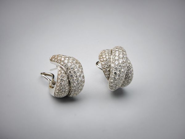 DAMIANI : Una parure composta da anello in oro bianco 750/1000 e orecchini  della serie''Gomitolo''.  - Asta Asta 366 | GIOIELLI - OROLOGI - Giunonicae Online - Associazione Nazionale - Case d'Asta italiane
