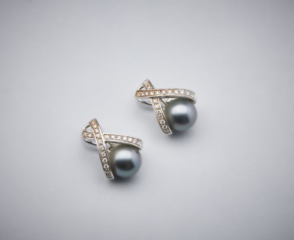 DAMIANI : Un paio di orecchini con astuccio originale ''Damiani'' in oro bianco 750/1000 perle grige di Tahiti e diamanti bianchi.  - Asta Asta 366 | GIOIELLI - OROLOGI - Giunonicae Online - Associazione Nazionale - Case d'Asta italiane