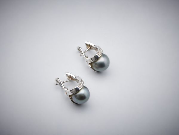 DAMIANI : Un paio di orecchini con astuccio originale ''Damiani'' in oro bianco 750/1000 perle grige di Tahiti e diamanti bianchi.  - Asta Asta 366 | GIOIELLI - OROLOGI - Giunonicae Online - Associazione Nazionale - Case d'Asta italiane