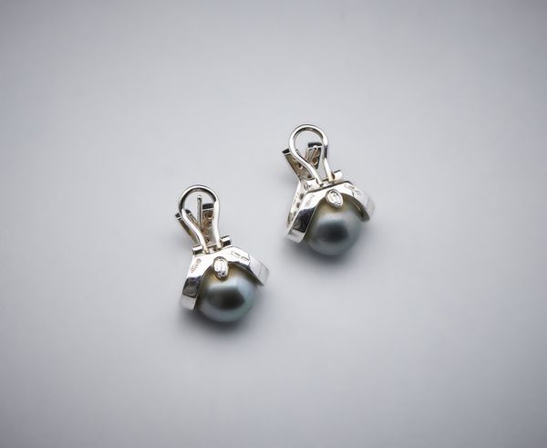 DAMIANI : Un paio di orecchini con astuccio originale ''Damiani'' in oro bianco 750/1000 perle grige di Tahiti e diamanti bianchi.  - Asta Asta 366 | GIOIELLI - OROLOGI - Giunonicae Online - Associazione Nazionale - Case d'Asta italiane