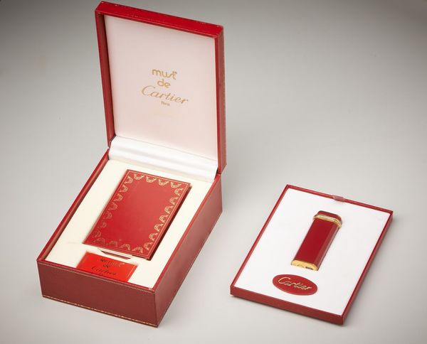 CARTIER : Accendino placcato  in oro 750/1000 collezione Must de Cartier con smalto di colore rosso.  - Asta Asta 366 | GIOIELLI - OROLOGI - Giunonicae Online - Associazione Nazionale - Case d'Asta italiane