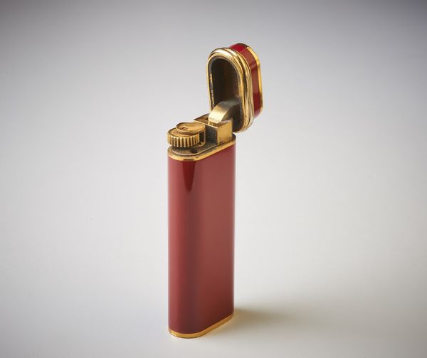 CARTIER : Accendino placcato  in oro 750/1000 collezione Must de Cartier con smalto di colore rosso.  - Asta Asta 366 | GIOIELLI - OROLOGI - Giunonicae Online - Associazione Nazionale - Case d'Asta italiane