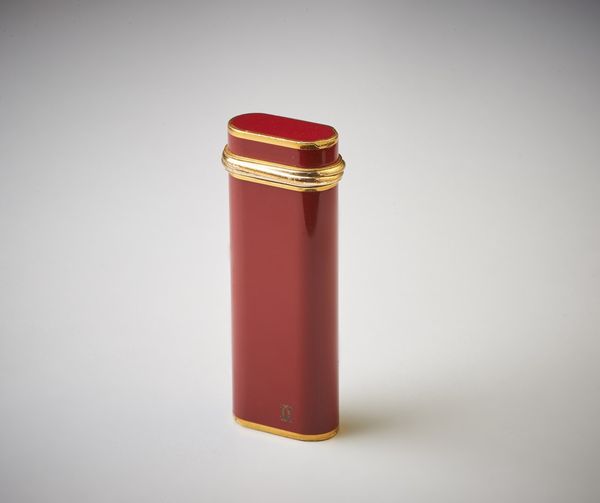 CARTIER : Accendino placcato  in oro 750/1000 collezione Must de Cartier con smalto di colore rosso.  - Asta Asta 366 | GIOIELLI - OROLOGI - Giunonicae Online - Associazione Nazionale - Case d'Asta italiane