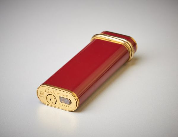 CARTIER : Accendino placcato  in oro 750/1000 collezione Must de Cartier con smalto di colore rosso.  - Asta Asta 366 | GIOIELLI - OROLOGI - Giunonicae Online - Associazione Nazionale - Case d'Asta italiane