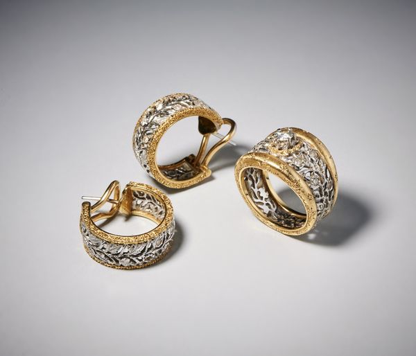 BUCCELLATI Federico (1891 - 1965) : Anello e paio di orecchini in oro bianco e giallo 750/1000 con diamante centrale taglio a brillante di circa 0,30 carati  e contorno di  piccoli diamanti bianchi taglio huit huit.  - Asta Asta 366 | GIOIELLI - OROLOGI - Giunonicae Online - Associazione Nazionale - Case d'Asta italiane