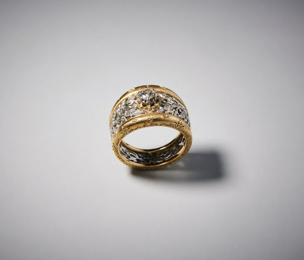 BUCCELLATI Federico (1891 - 1965) : Anello e paio di orecchini in oro bianco e giallo 750/1000 con diamante centrale taglio a brillante di circa 0,30 carati  e contorno di  piccoli diamanti bianchi taglio huit huit.  - Asta Asta 366 | GIOIELLI - OROLOGI - Giunonicae Online - Associazione Nazionale - Case d'Asta italiane