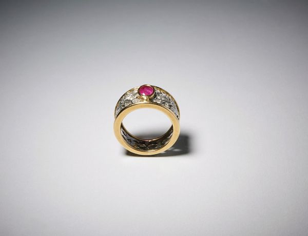 BUCCELLATI Federico (1891 - 1965) : Anello tipo ''fascia'' in oro giallo e bianco 750/1000 con piccolo rubino di circa 0,80 carati circa.  - Asta Asta 366 | GIOIELLI - OROLOGI - Giunonicae Online - Associazione Nazionale - Case d'Asta italiane
