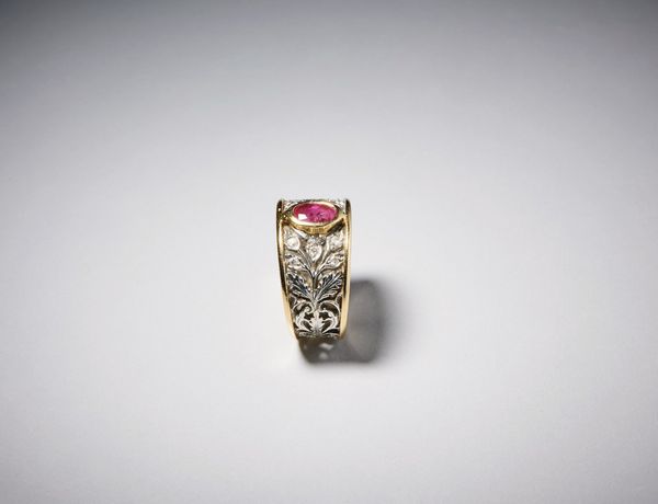 BUCCELLATI Federico (1891 - 1965) : Anello tipo ''fascia'' in oro giallo e bianco 750/1000 con piccolo rubino di circa 0,80 carati circa.  - Asta Asta 366 | GIOIELLI - OROLOGI - Giunonicae Online - Associazione Nazionale - Case d'Asta italiane