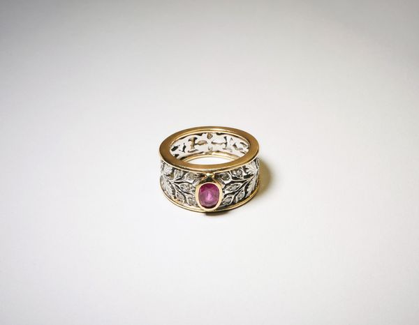 BUCCELLATI Federico (1891 - 1965) : Anello tipo ''fascia'' in oro giallo e bianco 750/1000 con piccolo rubino di circa 0,80 carati circa.  - Asta Asta 366 | GIOIELLI - OROLOGI - Giunonicae Online - Associazione Nazionale - Case d'Asta italiane