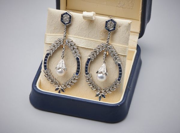 . : Un paio di orecchini ''Liberty'' pendenti in oro bianco 750/1000 con zaffiri blu carr, diamanti bianchi  taglio huit huit e perle sferiche.  - Asta Asta 366 | GIOIELLI - OROLOGI - Giunonicae Online - Associazione Nazionale - Case d'Asta italiane