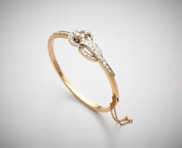 . : Bracciale rigido a manetta in oro giallo 750/1000 con diamanti taglio antico di circa 3,50 ct.  - Asta Asta 366 | GIOIELLI - OROLOGI - Giunonicae Online - Associazione Nazionale - Case d'Asta italiane