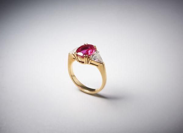 . : Anello in oro giallo 750/1000 con rubino centrale di circa 3,00 carati e due diamanti triangolari. 1,50 carati circa.  - Asta Asta 366 | GIOIELLI - OROLOGI - Giunonicae Online - Associazione Nazionale - Case d'Asta italiane