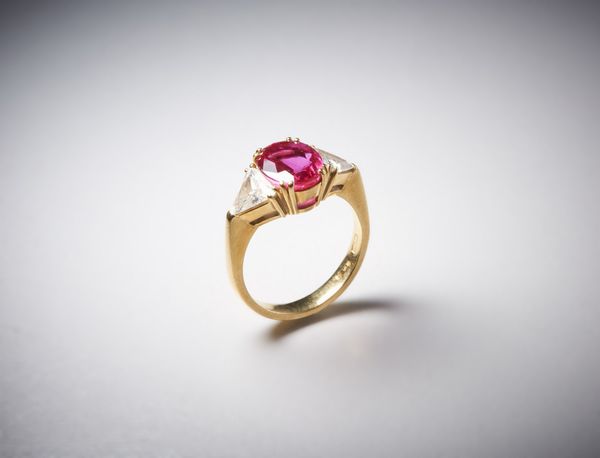 . : Anello in oro giallo 750/1000 con rubino centrale di circa 3,00 carati e due diamanti triangolari. 1,50 carati circa.  - Asta Asta 366 | GIOIELLI - OROLOGI - Giunonicae Online - Associazione Nazionale - Case d'Asta italiane