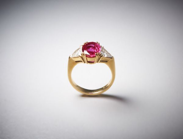 . : Anello in oro giallo 750/1000 con rubino centrale di circa 3,00 carati e due diamanti triangolari. 1,50 carati circa.  - Asta Asta 366 | GIOIELLI - OROLOGI - Giunonicae Online - Associazione Nazionale - Case d'Asta italiane