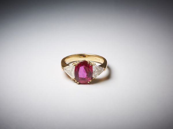 . : Anello in oro giallo 750/1000 con rubino centrale di circa 3,00 carati e due diamanti triangolari. 1,50 carati circa.  - Asta Asta 366 | GIOIELLI - OROLOGI - Giunonicae Online - Associazione Nazionale - Case d'Asta italiane