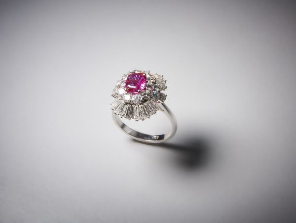 . : Anello in oro bianco 750/1000 con rubino di colore rosato taglio a cuscino di  1,50 ct circa.  - Asta Asta 366 | GIOIELLI - OROLOGI - Giunonicae Online - Associazione Nazionale - Case d'Asta italiane