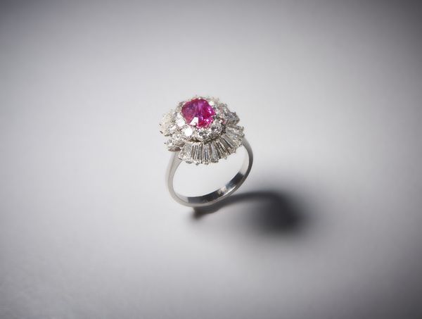 . : Anello in oro bianco 750/1000 con rubino di colore rosato taglio a cuscino di  1,50 ct circa.  - Asta Asta 366 | GIOIELLI - OROLOGI - Giunonicae Online - Associazione Nazionale - Case d'Asta italiane