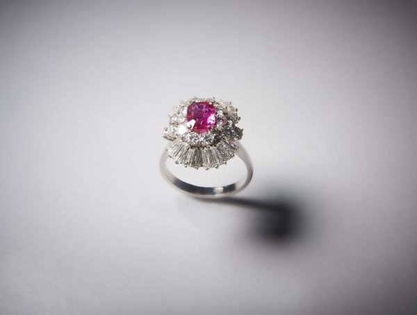 . : Anello in oro bianco 750/1000 con rubino di colore rosato taglio a cuscino di  1,50 ct circa.  - Asta Asta 366 | GIOIELLI - OROLOGI - Giunonicae Online - Associazione Nazionale - Case d'Asta italiane