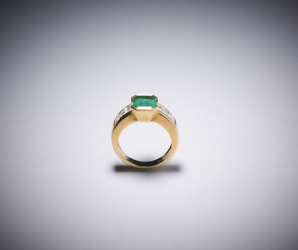 . : Un anello in oro giallo 750/1000 con smeraldo colombiano centrale ct 2,50 con contorno di diamanti bianchi  taglio princess, 1,30 ct.circa.  - Asta Asta 366 | GIOIELLI - OROLOGI - Giunonicae Online - Associazione Nazionale - Case d'Asta italiane