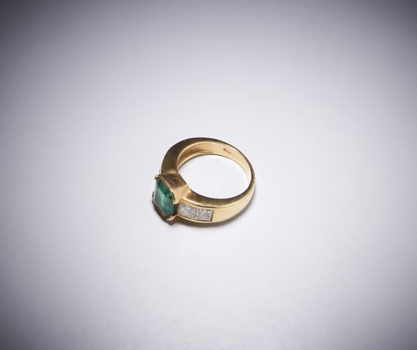 . : Un anello in oro giallo 750/1000 con smeraldo colombiano centrale ct 2,50 con contorno di diamanti bianchi  taglio princess, 1,30 ct.circa.  - Asta Asta 366 | GIOIELLI - OROLOGI - Giunonicae Online - Associazione Nazionale - Case d'Asta italiane