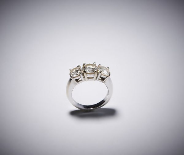 . : Un anello in oro bianco 750/1000 trilogy con tre diamanti taglio brillante di circa 3,00 carati .  - Asta Asta 366 | GIOIELLI - OROLOGI - Giunonicae Online - Associazione Nazionale - Case d'Asta italiane