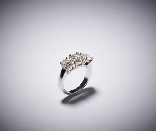 . : Un anello in oro bianco 750/1000 trilogy con tre diamanti taglio brillante di circa 3,00 carati .  - Asta Asta 366 | GIOIELLI - OROLOGI - Giunonicae Online - Associazione Nazionale - Case d'Asta italiane