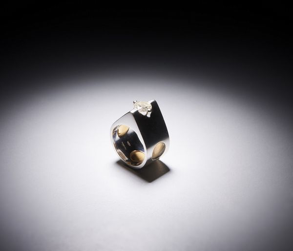 . : Anello moderno di forma geometrica  in oro bianco 750/1000  con diamante taglio brillante di 1,15 ct circa.  - Asta Asta 366 | GIOIELLI - OROLOGI - Giunonicae Online - Associazione Nazionale - Case d'Asta italiane