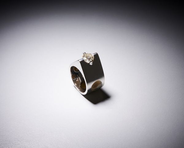 . : Anello moderno di forma geometrica  in oro bianco 750/1000  con diamante taglio brillante di 1,15 ct circa.  - Asta Asta 366 | GIOIELLI - OROLOGI - Giunonicae Online - Associazione Nazionale - Case d'Asta italiane