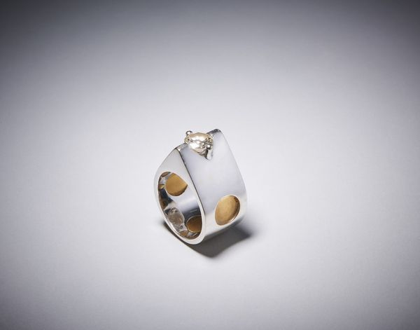 . : Anello moderno di forma geometrica  in oro bianco 750/1000  con diamante taglio brillante di 1,15 ct circa.  - Asta Asta 366 | GIOIELLI - OROLOGI - Giunonicae Online - Associazione Nazionale - Case d'Asta italiane