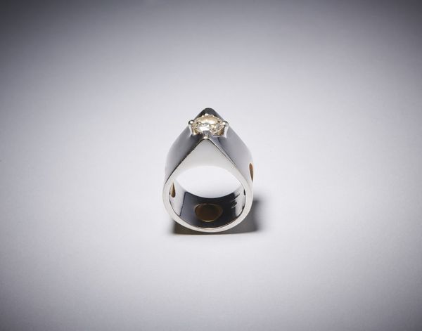 . : Anello moderno di forma geometrica  in oro bianco 750/1000  con diamante taglio brillante di 1,15 ct circa.  - Asta Asta 366 | GIOIELLI - OROLOGI - Giunonicae Online - Associazione Nazionale - Case d'Asta italiane