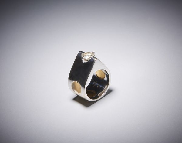 . : Anello moderno di forma geometrica  in oro bianco 750/1000  con diamante taglio brillante di 1,15 ct circa.  - Asta Asta 366 | GIOIELLI - OROLOGI - Giunonicae Online - Associazione Nazionale - Case d'Asta italiane