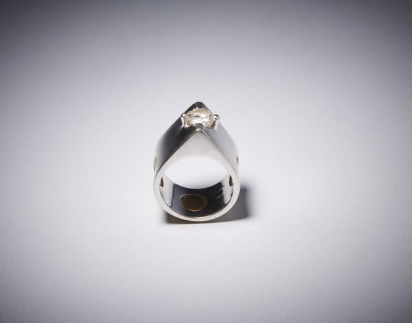 . : Anello moderno di forma geometrica  in oro bianco 750/1000  con diamante taglio brillante di 1,15 ct circa.  - Asta Asta 366 | GIOIELLI - OROLOGI - Giunonicae Online - Associazione Nazionale - Case d'Asta italiane