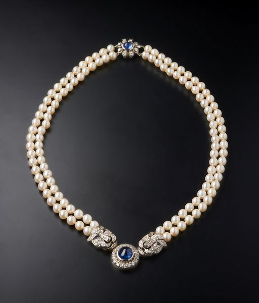 . : Imponente  collana a due fili di perle bianche sferiche di mm 7,00  con ciondolo centrale con zaffiro blu  cabochon e diamanti taglio misto (huit huit  ed a brillante) di circa 3,00 carati totali.  - Asta Asta 366 | GIOIELLI - OROLOGI - Giunonicae Online - Associazione Nazionale - Case d'Asta italiane
