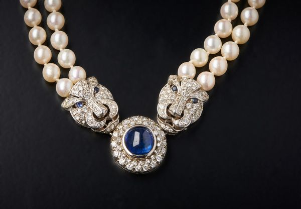 . : Imponente  collana a due fili di perle bianche sferiche di mm 7,00  con ciondolo centrale con zaffiro blu  cabochon e diamanti taglio misto (huit huit  ed a brillante) di circa 3,00 carati totali.  - Asta Asta 366 | GIOIELLI - OROLOGI - Giunonicae Online - Associazione Nazionale - Case d'Asta italiane
