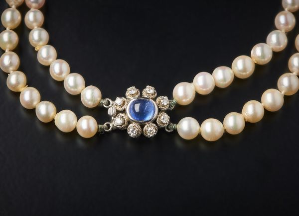 . : Imponente  collana a due fili di perle bianche sferiche di mm 7,00  con ciondolo centrale con zaffiro blu  cabochon e diamanti taglio misto (huit huit  ed a brillante) di circa 3,00 carati totali.  - Asta Asta 366 | GIOIELLI - OROLOGI - Giunonicae Online - Associazione Nazionale - Case d'Asta italiane