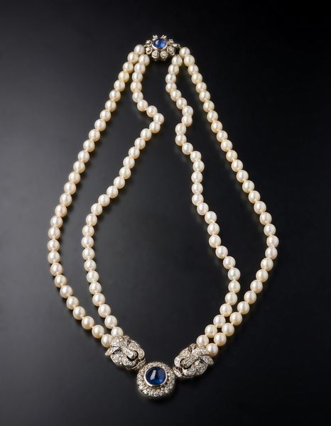 . : Imponente  collana a due fili di perle bianche sferiche di mm 7,00  con ciondolo centrale con zaffiro blu  cabochon e diamanti taglio misto (huit huit  ed a brillante) di circa 3,00 carati totali.  - Asta Asta 366 | GIOIELLI - OROLOGI - Giunonicae Online - Associazione Nazionale - Case d'Asta italiane