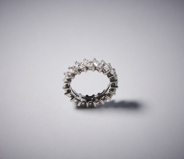 . : Anello tipo ''veretta'' a tutto giro  in oro bianco 750/1000 con diamanti taglio marquise ct 4.00 circa.  - Asta Asta 366 | GIOIELLI - OROLOGI - Giunonicae Online - Associazione Nazionale - Case d'Asta italiane