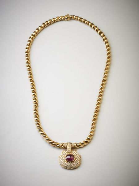 . : Collana in oro giallo 750/1000 maglia intrecciata con ciondolo con pav� di diamanti bianchi taglio brillante carati 2,80  ca. e rubino ovale cabochon di  3,00 carati circa.  - Asta Asta 366 | GIOIELLI - OROLOGI - Giunonicae Online - Associazione Nazionale - Case d'Asta italiane