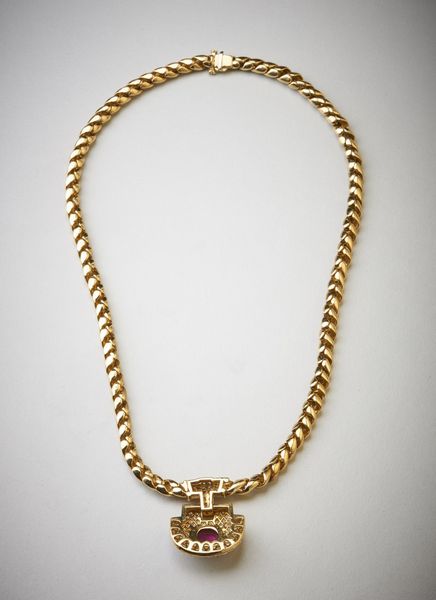 . : Collana in oro giallo 750/1000 maglia intrecciata con ciondolo con pav� di diamanti bianchi taglio brillante carati 2,80  ca. e rubino ovale cabochon di  3,00 carati circa.  - Asta Asta 366 | GIOIELLI - OROLOGI - Giunonicae Online - Associazione Nazionale - Case d'Asta italiane