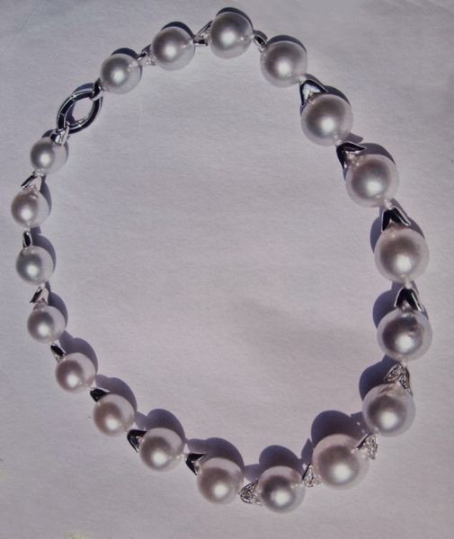 Collana di perle australiane sferiche di ottima coltivazione leggermente a scalare  (da 14 mm a 17 mm) con inserti in oro bianco 750/1000 e  diamanti bianchi taglio a brillante per 0,35 carati circa.  - Asta Asta 366 | GIOIELLI - OROLOGI - Giunonicae Online - Associazione Nazionale - Case d'Asta italiane