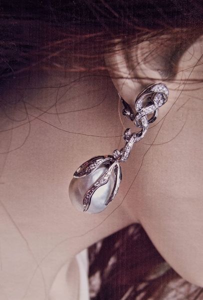 Coppia di orecchini in oro bianco 750/1000 con perle australiane (21x15 mm) e totale  diamanti bianchi taglio a brillante 1,10 carati circa  - Asta Asta 366 | GIOIELLI - OROLOGI - Giunonicae Online - Associazione Nazionale - Case d'Asta italiane