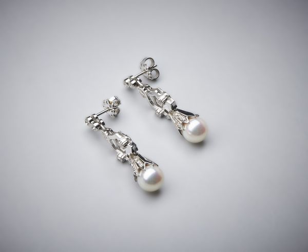 . : Orecchini pendenti in oro bianco 750/1000 con coppia di perle sferiche bianche coltivate di mm 8,50 e piccoli diamanti bianchi di taglio misto di 0,80 ct circa.  - Asta Asta 366 | GIOIELLI - OROLOGI - Giunonicae Online - Associazione Nazionale - Case d'Asta italiane