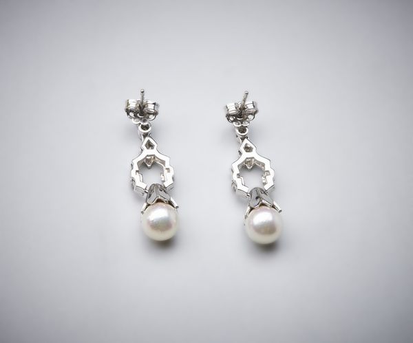 . : Orecchini pendenti in oro bianco 750/1000 con coppia di perle sferiche bianche coltivate di mm 8,50 e piccoli diamanti bianchi di taglio misto di 0,80 ct circa.  - Asta Asta 366 | GIOIELLI - OROLOGI - Giunonicae Online - Associazione Nazionale - Case d'Asta italiane