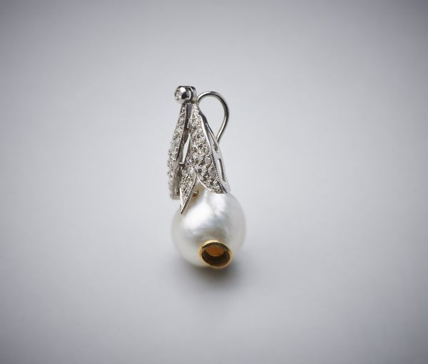 . : Ciondolo a forma di foglia con pav di diamanti bianchi taglio a brillante di circa 1,50 ct in oro bianco 750/1000 e perla australiana coltivata di mm 15,00.  - Asta Asta 366 | GIOIELLI - OROLOGI - Giunonicae Online - Associazione Nazionale - Case d'Asta italiane