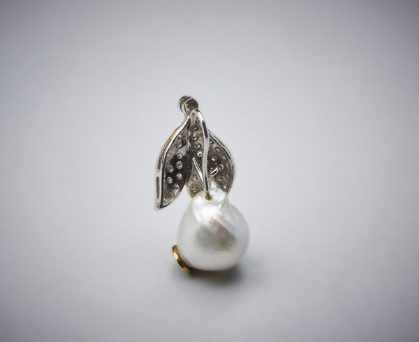 . : Ciondolo a forma di foglia con pav di diamanti bianchi taglio a brillante di circa 1,50 ct in oro bianco 750/1000 e perla australiana coltivata di mm 15,00.  - Asta Asta 366 | GIOIELLI - OROLOGI - Giunonicae Online - Associazione Nazionale - Case d'Asta italiane