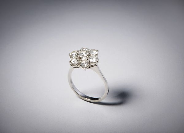 . : Anello in oro bianco 750/1000   con disegno a fiore con diamanti bianchi taglio a brillante 2.30 ct.  - Asta Asta 366 | GIOIELLI - OROLOGI - Giunonicae Online - Associazione Nazionale - Case d'Asta italiane